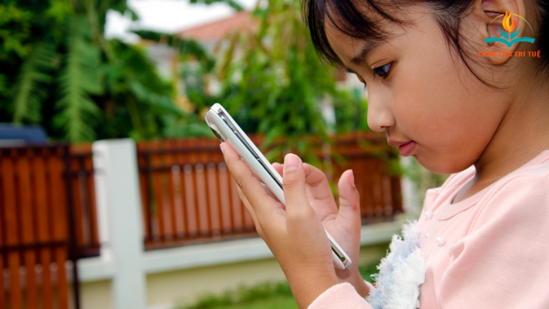 con nghiện điện thoại