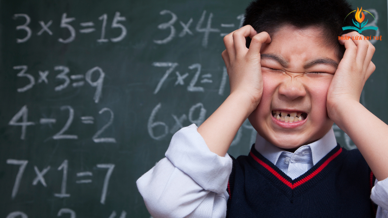 trẻ con mắc hội chứng TIC