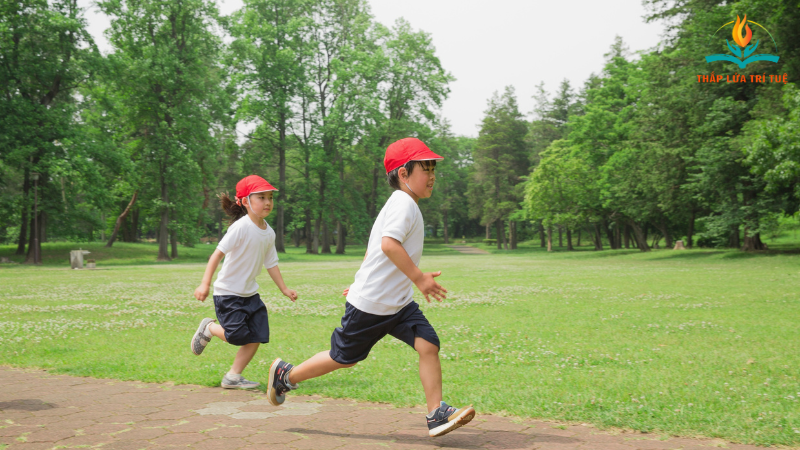 trẻ con mắc hội chứng TIC